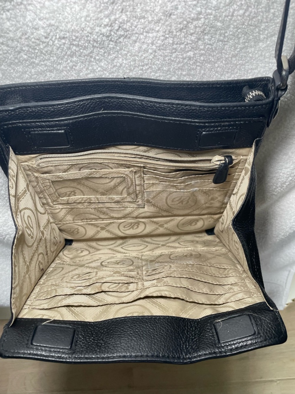 BRIGHTON FERRARA BLACK MEDALLION MAGNETIC CLOSE HIDDEN ORGANIZER CROSSBODY - Picture 4 of 15